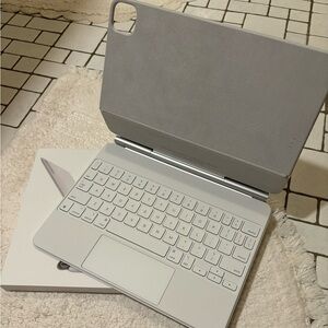 APPLE MAGIC KEYBOARD FOR IPAD 11-INCH — WHITE — LIKE NEW!